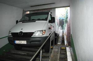 transporter in Unterf&uuml;hrung steckengeblieben fotoagentur stuttgart