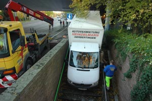 transporter in Unterf&uuml;hrung steckengeblieben fotoagentur stuttgart
