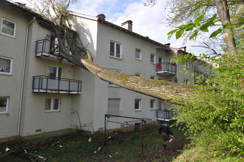 Extremwetter am 12. April 2011: nach Hochsommerlichen 24 Grad am 11. kam am 12. die Kaltfront mit Sturm