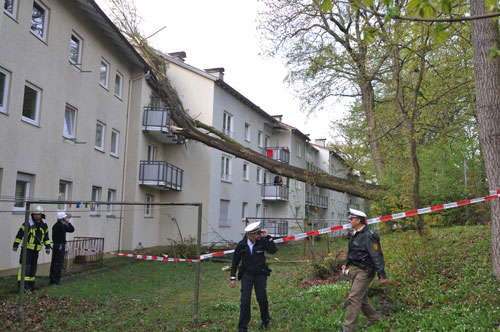 Extremwetter am 12. April 2011: nach Hochsommerlichen 24 Grad am 11. kam am 12. die Kaltfront mit Sturm