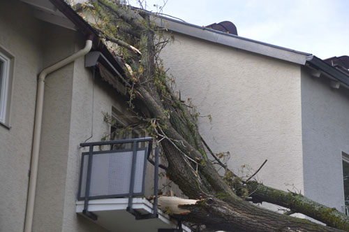 Extremwetter am 12. April 2011: nach Hochsommerlichen 24 Grad am 11. kam am 12. die Kaltfront mit Sturm