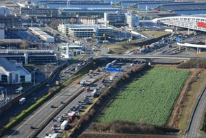 Spektakul&auml;rer LKW-Unfall auf der A8 bei Stuttgart am 4.11.2009