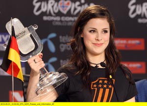 LENA siegte beim Grand Prix 2010 in Oslo mit "Satellite" mit 70 Punkten Vorsprung und holt den Eurovision Song Contest 2011 nach Deutschland