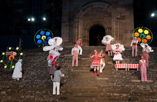 »My Fair Lady«, das wohl populärste Musical aller Zeiten, wird am Freitag, 23. Juli 2010, um 20.30 Uhr, zum ersten Mal auf der Große Treppe vor St. Michael präsentiert.