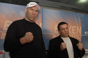 Nikolai Valuev (Weltmeister) kämpft gegen den Herausforderer Ruslan Chagaev