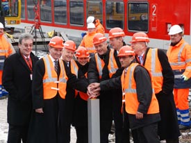 Es ist soweit: das Jahrhundertprojekt Stuttgart 21 startet! Am 02.02.2010 gegen 14.20 Uhr fiel der Startschuss für den Ausbau des Hauptbahnhof. Auf den roten Knopf drücken Dr. Rüdiger Grube (Vorstandsvors. Deutsche Bahn), Dr. Peter Ramsauer (MdB und Bundesminister für Verkehr und Bau), "noch-MP" Günther H. Oettinger, sowie OB Dr. Wolfgang Schuster, Jeannette Wopperer (Regionaldirektorin des Verbands Region Stuttgart), Wolfgang Drexler und viele weitere