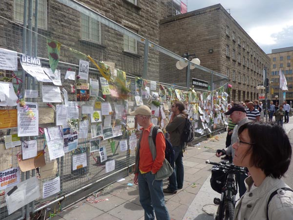 kreativer Protest gegen Stuttgart21 am Bauzaun