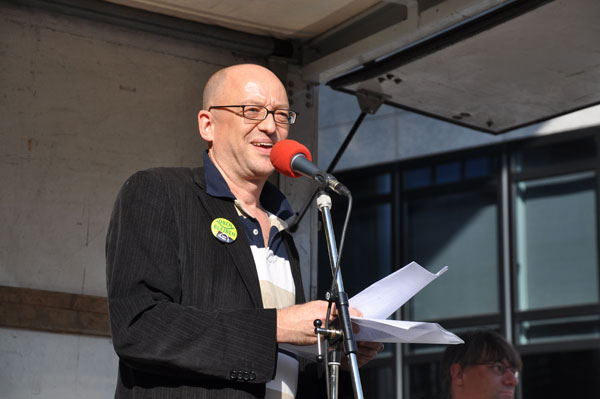 Klaus Hemmerle am 09. August 2010 am Stuttgarter Hauptbahnhof auf der Großdemonstration