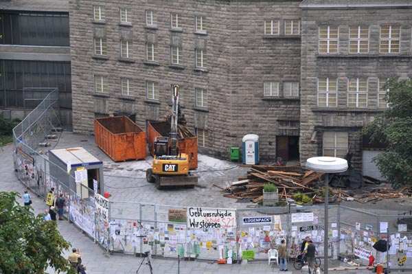 ein Bagger riss am 13. August das Vordach am Nordfl&uuml;gel des Stuttgarter Bahnhofs ab