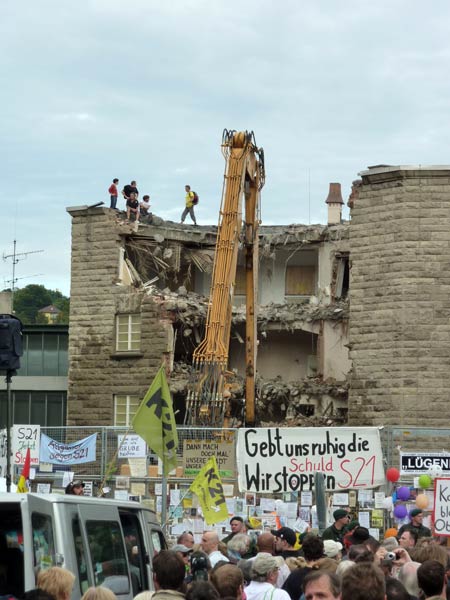 Am Abend des 25. August besetzten Demonstranten die Abrissbaustelle am Nordflügel