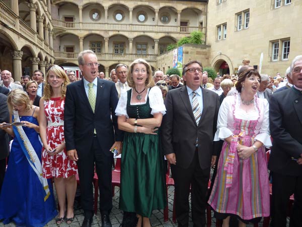 OB Schuster feierte im Alten Schloss die Eröffnung des diesjährigen Weindorfes, während am Hauptbahnhof der Abriss voran ging.
