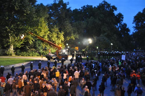Mehrere Tausend S21-Gegner waren in der Nacht und am Morgen des 1. Oktober 2010 dabei: der erste Baum wurde gegen 01 Uhr gefällt und gegen 06 Uhr waren 25 Bäume entfernt.