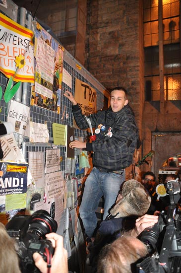 Pro Stuttgart 21: am 14. Oktober 2010 protestierten befürworter auch am Bauzaun: nicht nur Gegner klettern also auf die Absperrungen :-)
