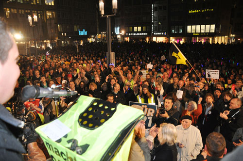 Pro Stuttgart 21: am 14. Oktober 2010 protestierten rund 5000 Befürworter des Bauprojektes am Rathausplatz