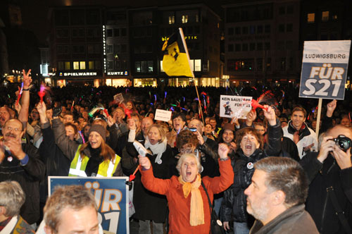 Pro Stuttgart 21: am 14. Oktober 2010 protestierten rund 5000 Befürworter des Bauprojektes am Rathausplatz