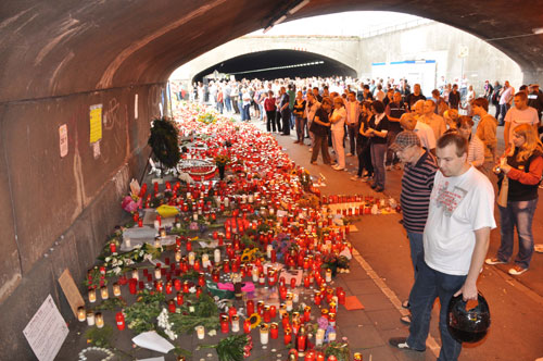 die LOVE PARADE 2010 endete mit einer Tragöde: bei der Massenpanik kamen 20 Menschen ums Leben