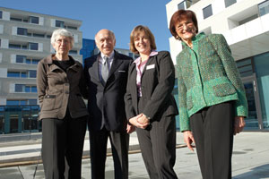 Das Augsutinum Stuttgart-Killesberg begr&uuml;&szlig;t seine ersten Bewohner (v.l.:) Annelies Bichler (75), Prof. Dr. Karl-Horst Bichler (76), Stiftsdirektorin Petra Hellenthal, Dr. Brigitte Landel (78) 