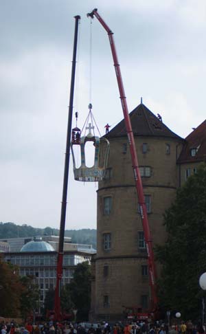 Krone mit Kran auf das Schlossdach, Andreas Rosar Fotoagentur