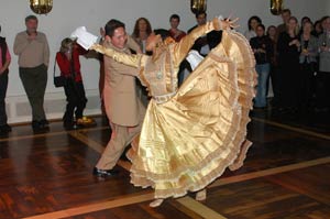 Peru Dresdner Bank barfuss Tanz