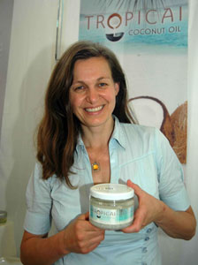 Christine Grotendiek der C.W. Tropicai GmbH hat in der Hand Kokosnuss Oil