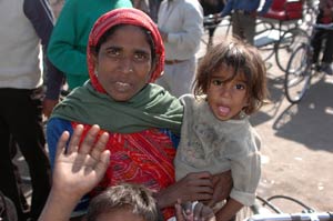 Bettlerin mit Kindern in Indien