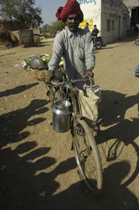 Milch und Gem&uuml;se bringt dieser Radfahrer
