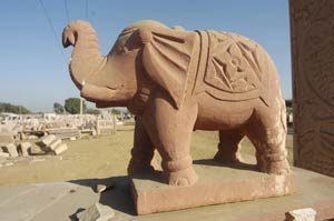 ein Elefant aus Stein von einem Steinmetz