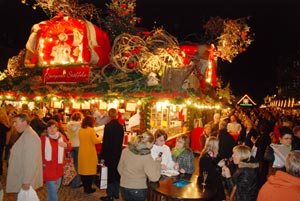 Der Stuttgarter Weihnachtsmarkt ist ein historisches Erfolgsmodell. 1692 erstmals urkundlich erwähnt ist die geschmückte Budenstadt zwischen Schloss-, Schiller- und Marktplatz zum beliebten Treffpunkt für Besucher aus ganz Europa geworden