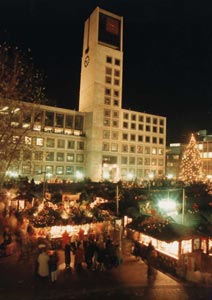 Der Stuttgarter Weihnachtsmarkt ist ein historisches Erfolgsmodell. 1692 erstmals urkundlich erwähnt ist die geschmückte Budenstadt zwischen Schloss-, Schiller- und Marktplatz zum beliebten Treffpunkt für Besucher aus ganz Europa geworden