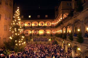 Der Stuttgarter Weihnachtsmarkt ist ein historisches Erfolgsmodell. 1692 erstmals urkundlich erwähnt ist die geschmückte Budenstadt zwischen Schloss-, Schiller- und Marktplatz zum beliebten Treffpunkt für Besucher aus ganz Europa geworden