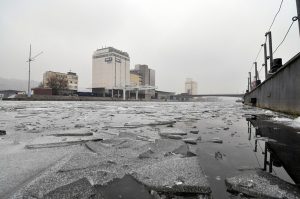 Eisschollen im Neckarhafen