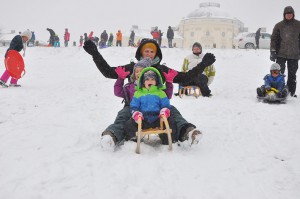 Schnee und Schlittenfahren am Schloss Solitude