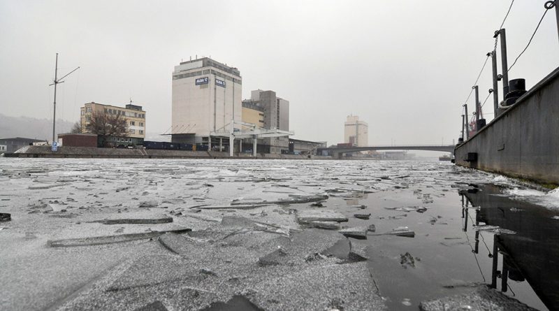 Eisschollen im Neckarhafen