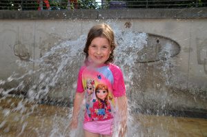 Hitzewelle in Stuttgart am 20. Juni 2017 - die Brunnen sind "heiß"begehrte Abkühlungsquellen. Foto: Andreas Rosar