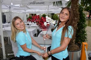 Stuttgarter Sommerfest am 03. August 2017. Vanessa und Marina von der Gastronomie Wolhelmer. Foto: Andreas Rosar