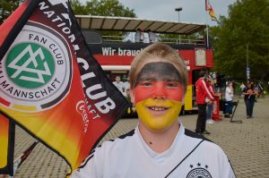Beim Fußballspiel Deutschland gegen Norwegen wurden Kinder kostenlos geschminkt. Foto: Andreas Rosar