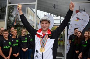 Marco Walz ist neuer World Roller Games Weltmeister in Inline Alpin. Hier beim Empfang im heimatlichen Rathaus in Steinenbronn bei Stuttgart. Foto: Andreas Rosar