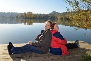 Rainer und Ursula beim Sonnenbad am Max-Eyth-See am 1. November 2017. Foto: Andreas Rosar
