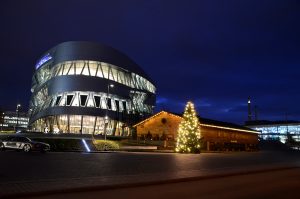 Mercedes-Benz-Museum mit Almhütte im Dezember 2017. Foto: Andreas Rosar