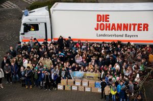 Stuttgart Neugereut: über 100 Kinder von der Jörg-Ratgeb-Schule laden mit einer Menschkette 200 Hilfspakete in LKWs. Ingesamt fahren 40 LKW beladen mit Spenden anschließend nach Rumänien. Foto: Andreas Rosar