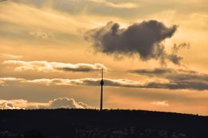 12. Dezember 2017 - gelber Himmel über Stuttgart und dem Fernsehturm. Foto: Andreas Rosar