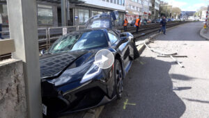 Supersportwagen im Stuttgarter Westen gecrasht