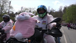 Hilfsbereite Biker in Plüschkostümen - Streetbunnycrew unterstützt Verein 46plus mit Spenden