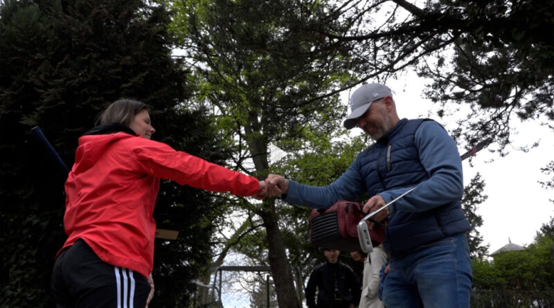 Spannendes Familien-Duell: Deutsche Meisterin Sarah Schumacher spielt im Minigolf-Gärtle gegen ihren Vater