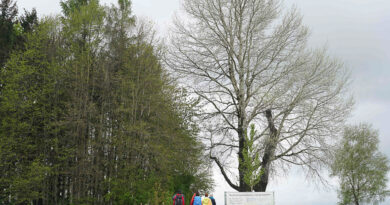 Marktoberdorf Allgaeu Resilienz, Achtsankeit, und Waldbaden im Dreiklang mit der Natur auf der Wandertrilogie Allgaeu. Tauchen Sie ein auf den Spuren auf dem Trilogie Rundgang, Geschichten des Kolobunzeles, Hexen, Fabelwesen, Wendelin. Mit der Stadtfuehrerin Frau Fischer erzaehlt tolle Geschichten fuer Kinder ein wares Feuerwerk von Geschichten. Das Hotel Weitblick Allgaeu hat man bei guten Wetter ein Traumblick auf die Alpenkette. Foto: Andreas Rosar Fotoagentur-Stuttgart 11.05.2023