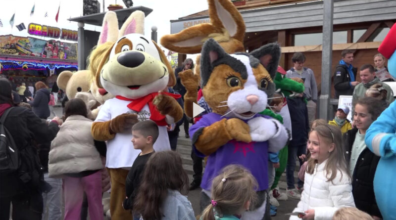 Maskottchen-Alarm für strahlende Augen auf dem Frühlingsfest