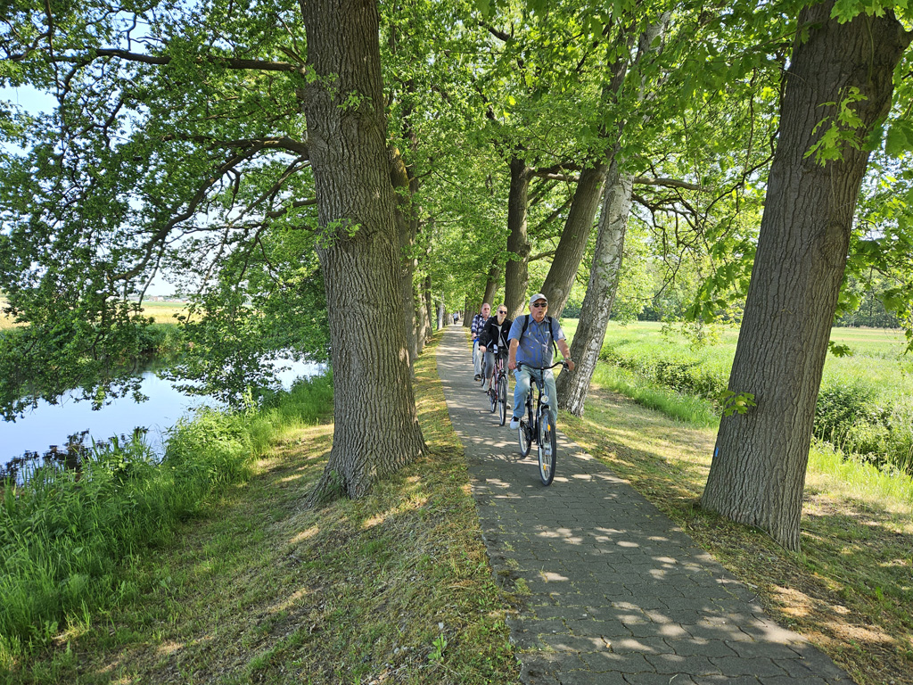 idyllischer Radweg bei Wusterhausen, Foto © Andreas Rosar, Fotoagentur Stuttgart