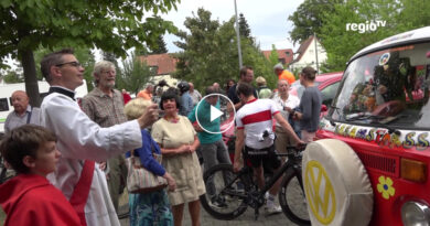Regio TV: Diakon segnet Autos, Fahrräder und Bobby Cars