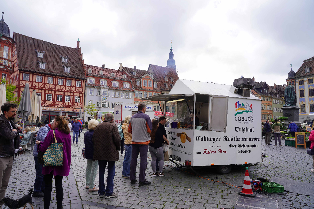 Coburger Rostbratwurst gibt es auf dem Marktplatz von Coburg, © Foto Andreas Rosar