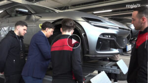 Ferrari zum Anfassen: Nachwuchs entdeckt die Werkstattwelt beim Ferrari Zukunftstag - RegioTV